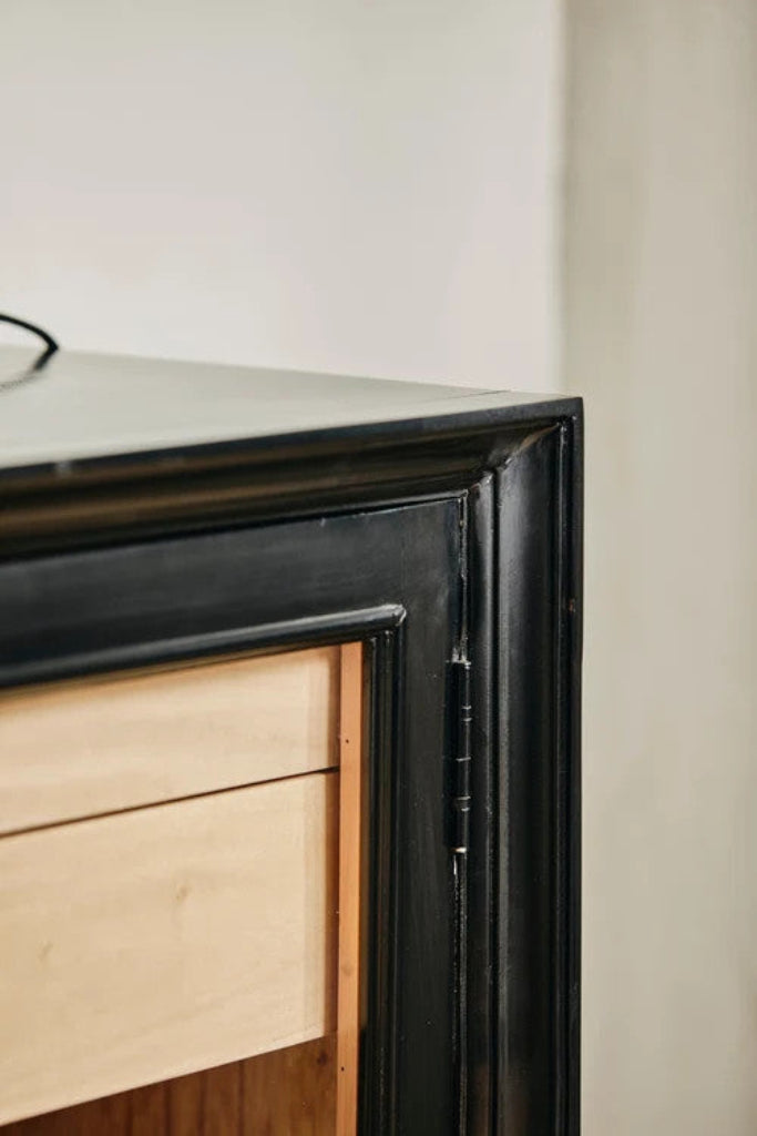 Schwarzer Geschirrschrank mit natürlichem Holzinterieur für Teller, Tassen und Gläser in der Landhausküche.