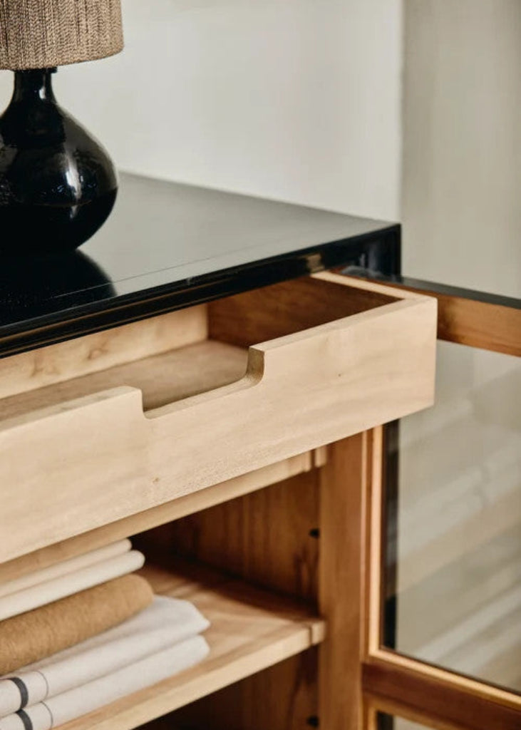 Sideboard-Vitrine mit 2 Schubladen MAJA mit 2 Glastüren, schwarzen Metallgriffen und heller Holzoptik im Wohnbereich