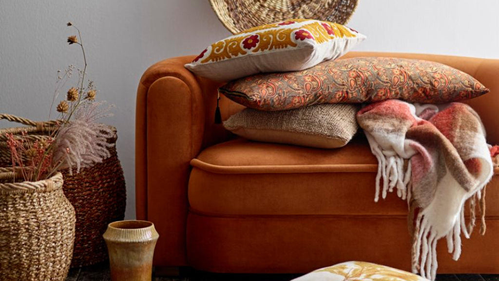 Oranges Sofa mit weichem Velourstoff Bezug