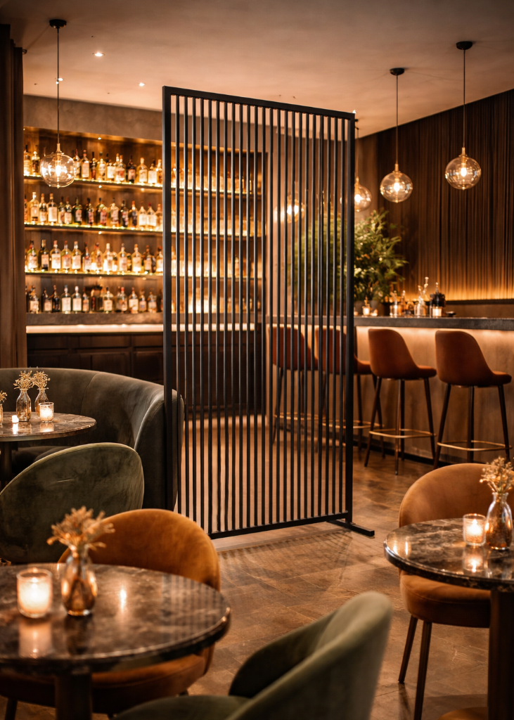 Trennwand Metallstangen auf Fuß im Restaurant