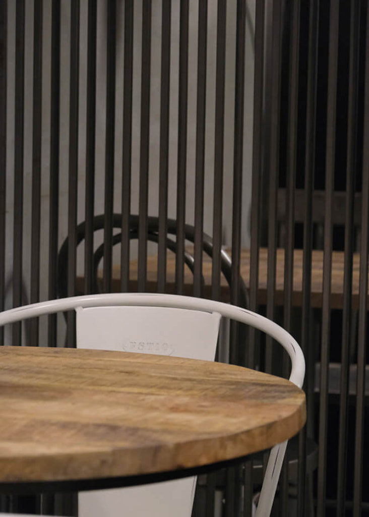 Trennwände und Metall Raumteiler im industriellen Look für Gastronomie und jedes Zimmer