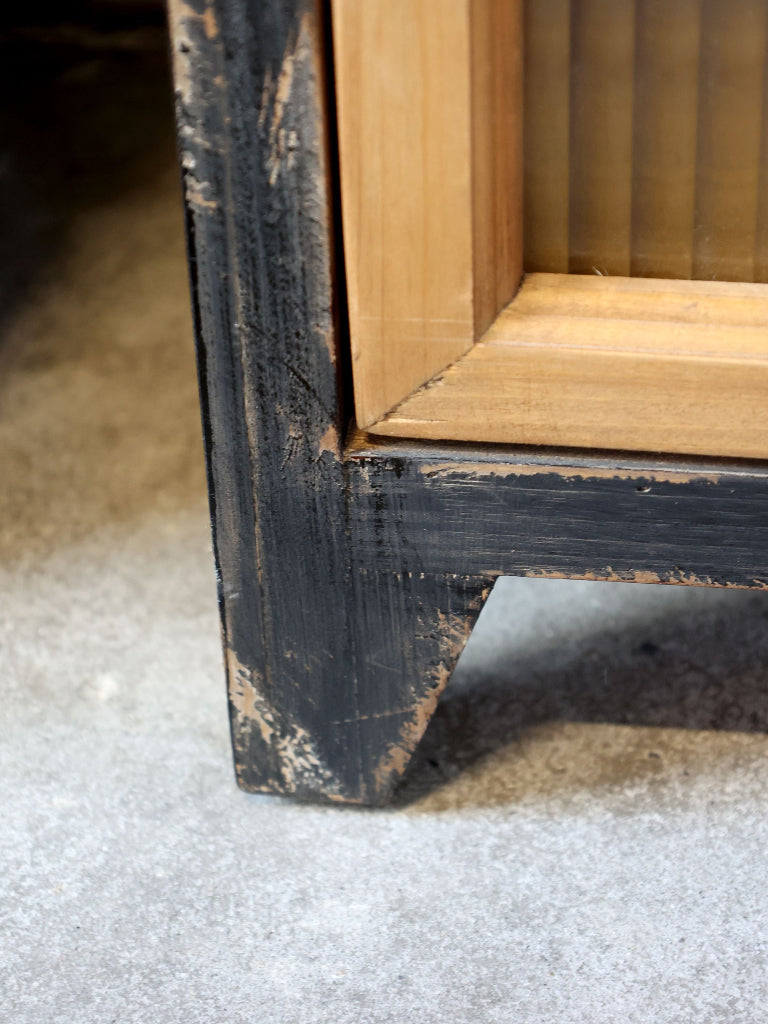 Landhaus Vitrine vintage Schwarz-Natur mit Riffelglas Türen shabby