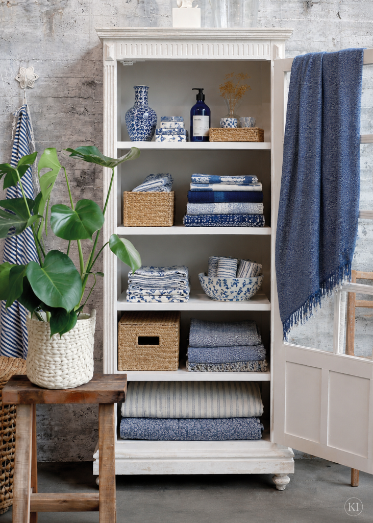 Detailansicht der weißen Shabby Chic Vitrine mit verzierter Kopfleiste im Landhausstil