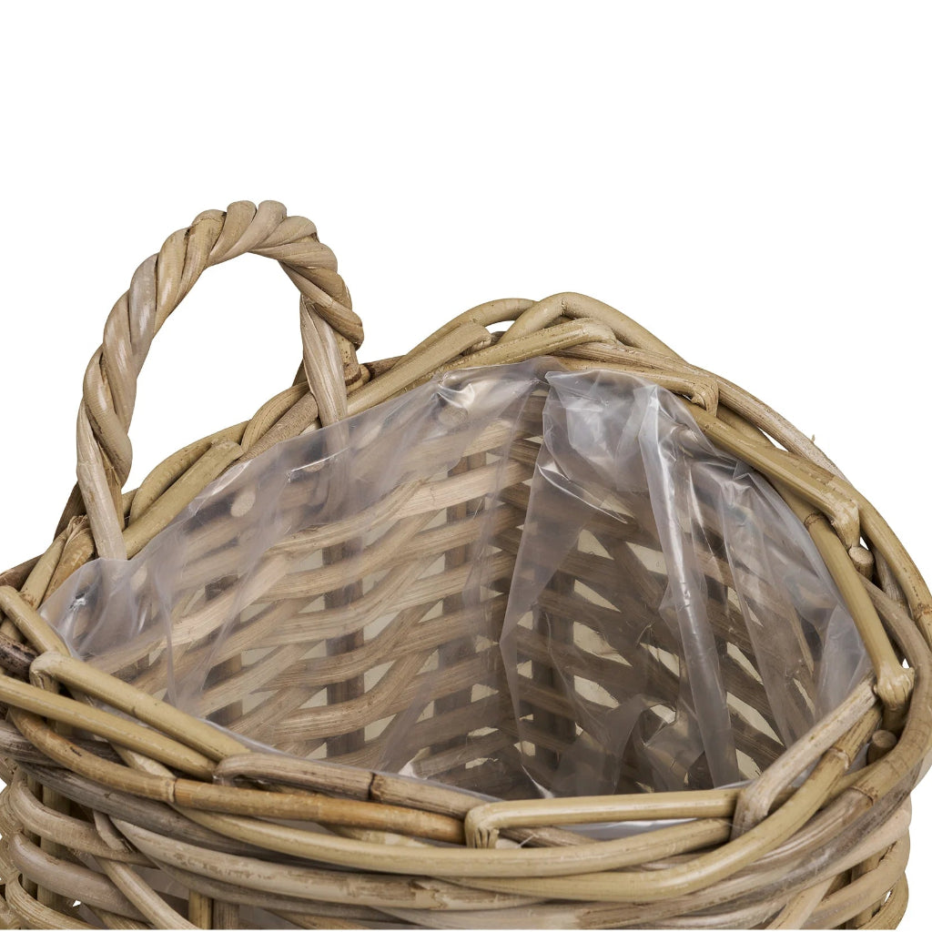 Wandkorb aus Rattan mit blühenden Pflanzen im Landhausstil