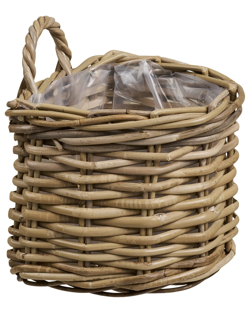 Rattan Wandpflanzkörbe 2er Set dekoriert Hauswand mit Blüten