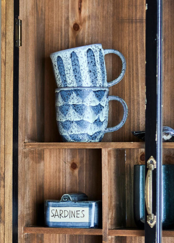 Rustikale Wandvitrine aus Holz in Antik Schwarz für Landhausküche oder helles Esszimmer.