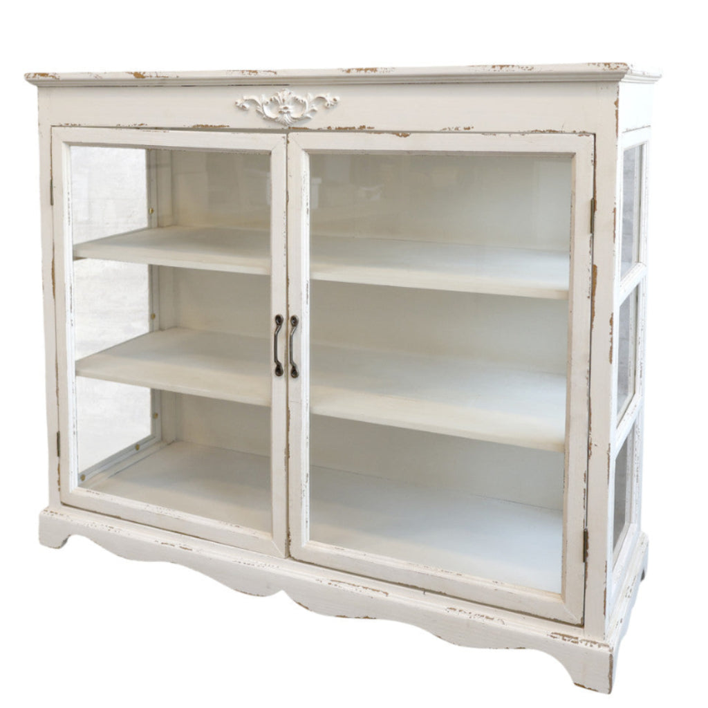 „Weiße Anrichte im Landhausstil mit Glastüren – Vintage Möbel Vitrine aus Holz, antik creme"