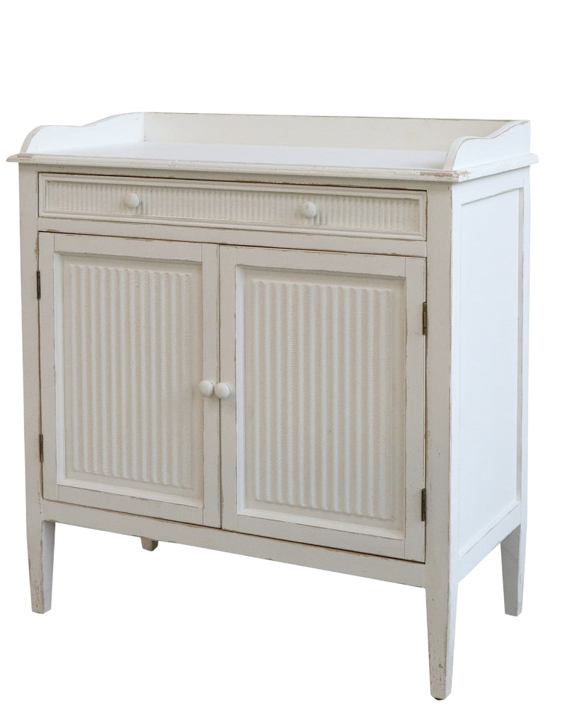 Weiße Landhaus Kommode im vintage Look, Wäscheschrank im Kinderzimmer