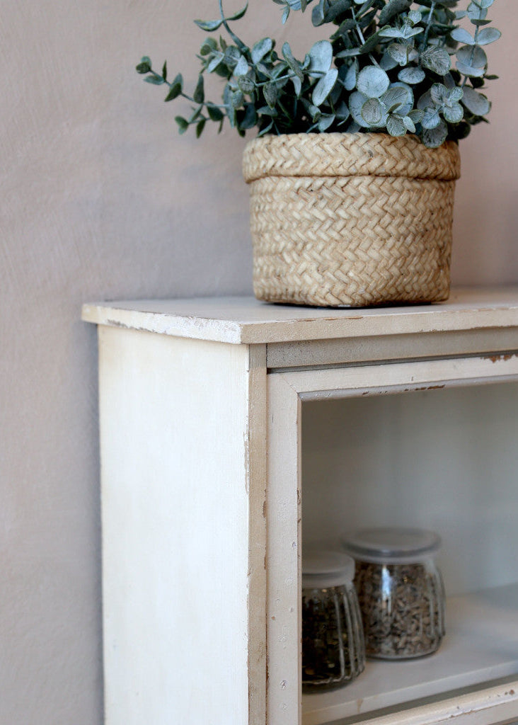 Landhaus Wandvitrine aus Holz, Glas und Eisen – mehrere Schränke nebeneinander schaffen eine elegante Präsentation für Kosmetik und Pflegeprodukte.