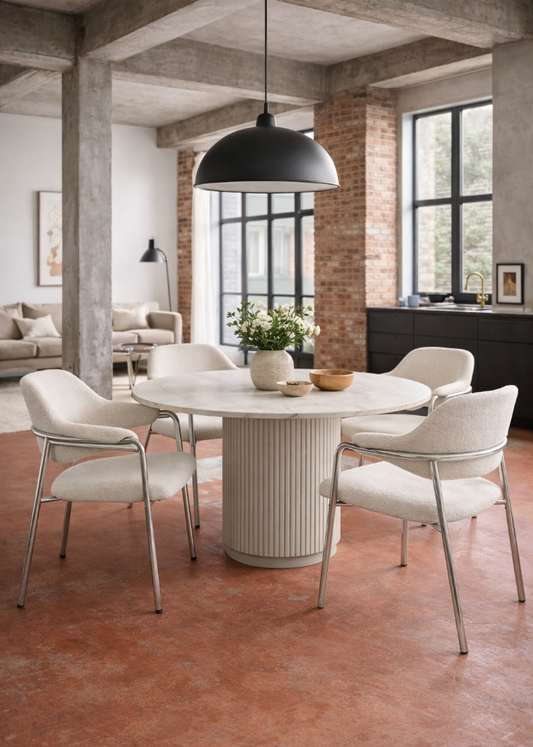 Weißer Marmortisch in einer industrial Loftwohnung