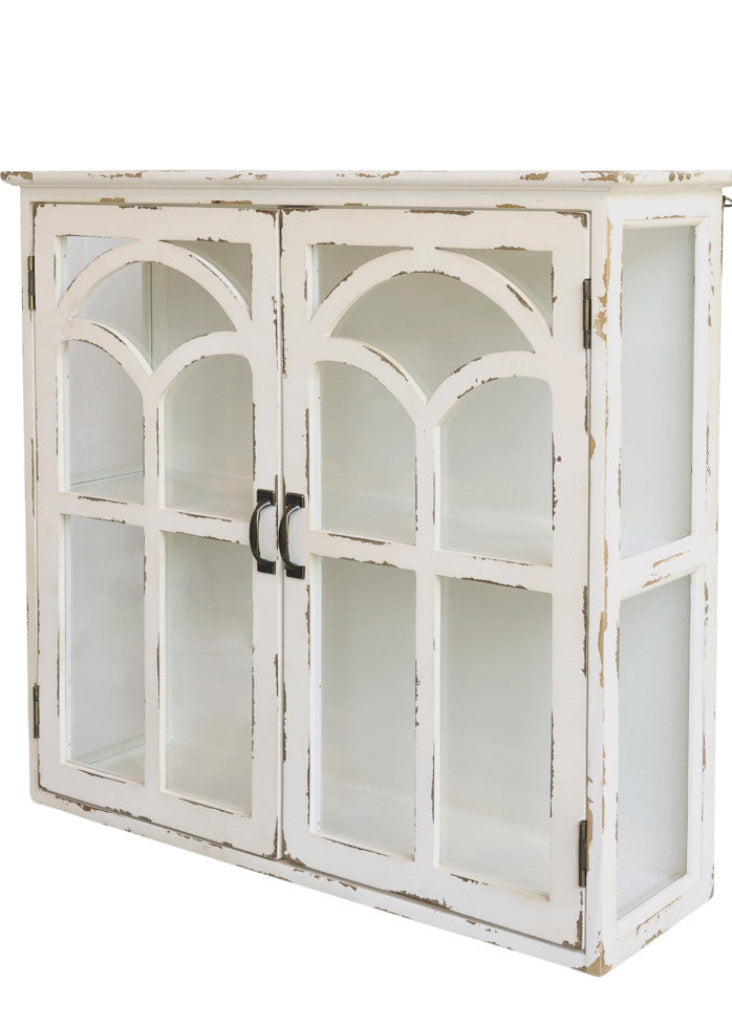 Weiße Wandvitrine im Vintage Landhausstil als dekorativer Hängeschrank für Küche und Wohnbereich.